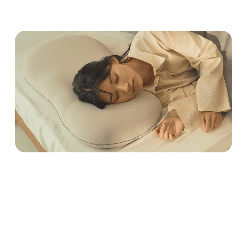 横向き 両サイドに配置したMunew™ Formが耳や頬をやさしく支え、沈み込みすぎず理想的な寝姿勢をキープします。