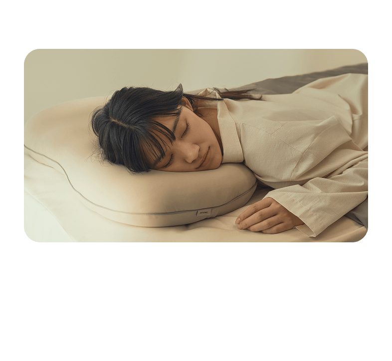 うつ伏せ 中央のやわらかいソフトパイプが胸や顔まわりにフィット。呼吸を妨げず、安心感のある抱きしめられるような感触に。